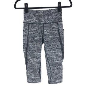 Lululemon Womens Pace Perfect Crop 17" Air Time White Black Size 4